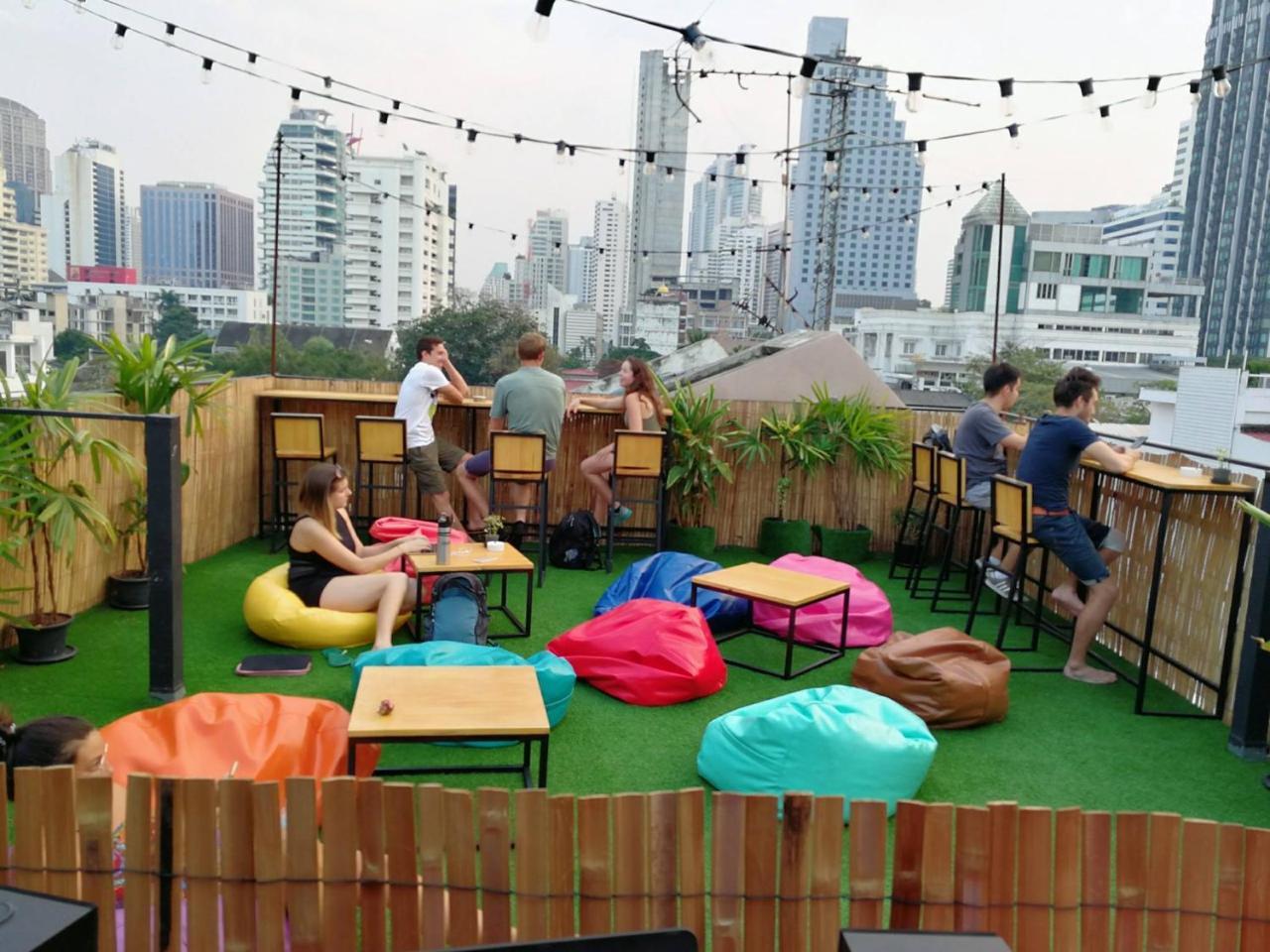 Albergue Revolution Asoke Bangkok Exterior foto